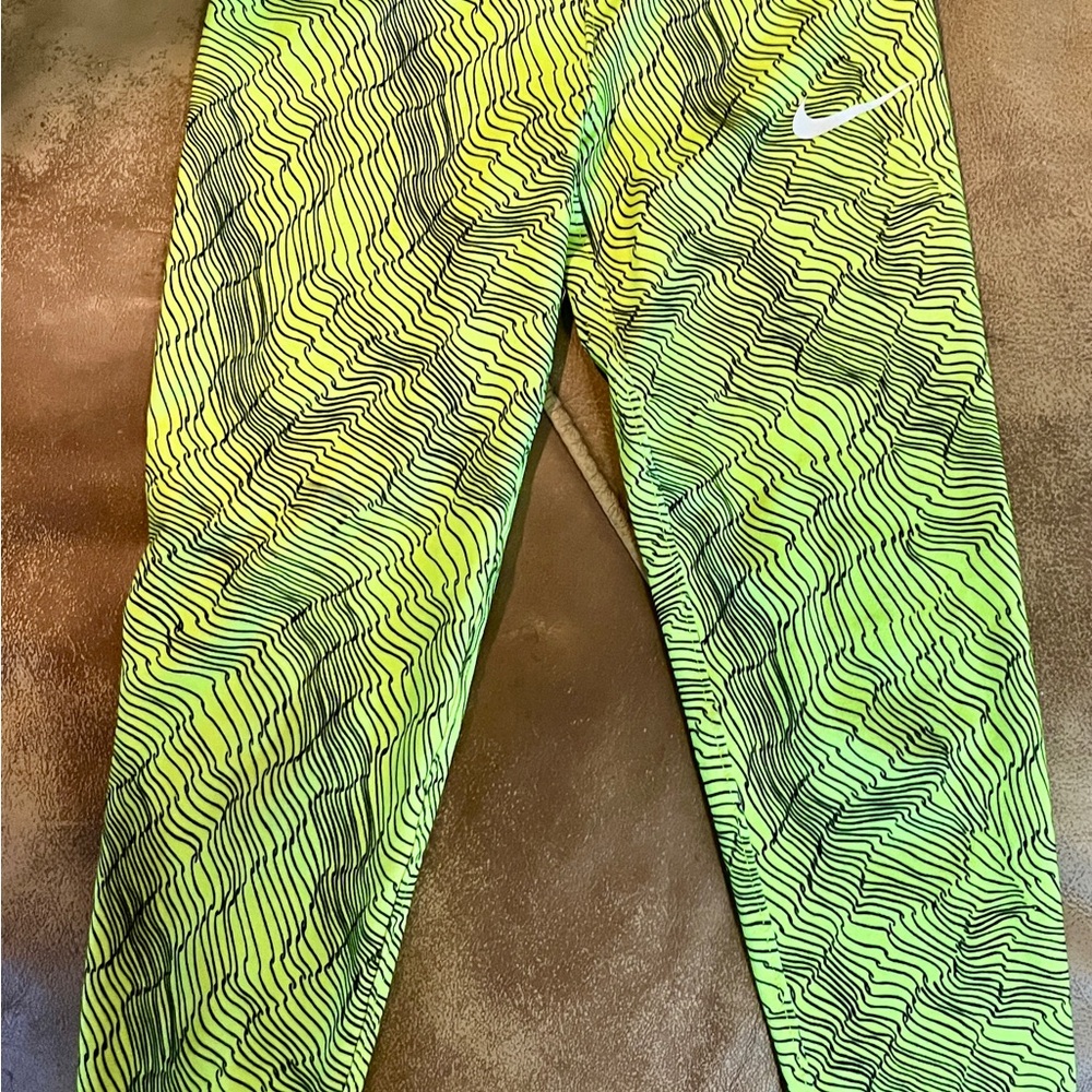 Little Girls Nike Size 5/6 Neon Yellow and Black Wave Leggings